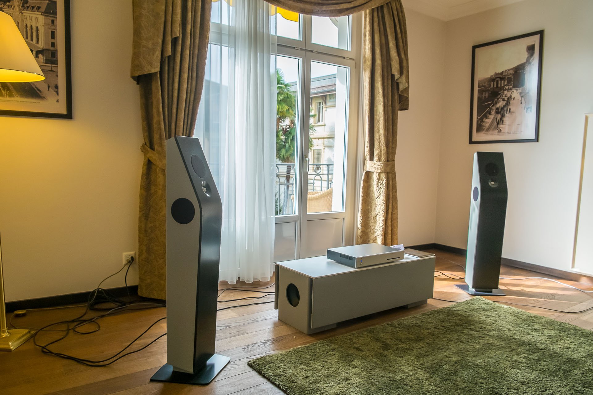 Minimalistisch perfektes Aktiv-System: Ella Lautsprecher von Klangwerk mit aktivem Subbass-Möbel, befeuert vom MAN301 von Weiss